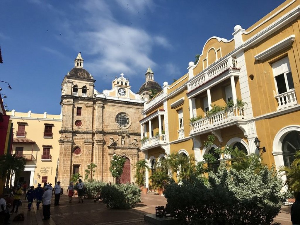 Historisch plein met kathedraal en kleurrijke gevels in Cartagena, Colombia.