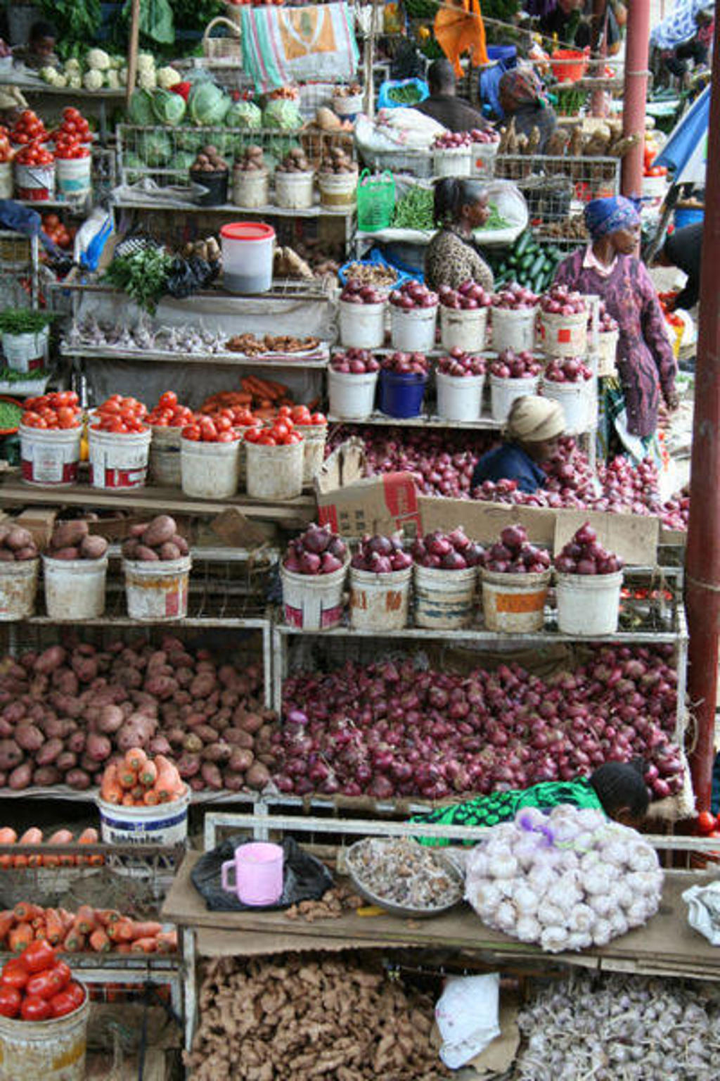 Drukke markt met groente, aardappelen en uien in Kenia tijdens groepsrondreis Kenia, Tanzania en Zanzibar.