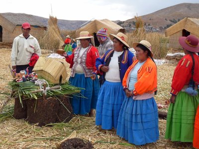 Bewoners in traditionele kleding op de rieteilanden van het Titicacameer in Peru.