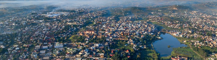 Antsirabe met stadscentrum, meer en omliggende heuvels op Madagaskar.