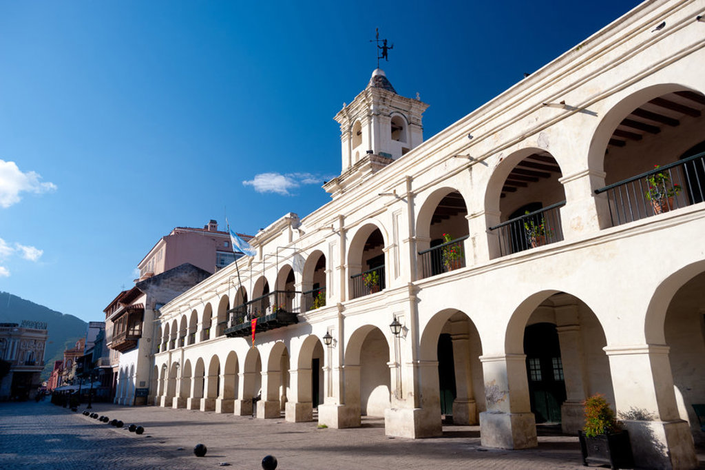 stadhuis Cabildo met witte bogen aan Plaza 9 de Julio in Salta, tijdens groepsrondreis Argentinië.