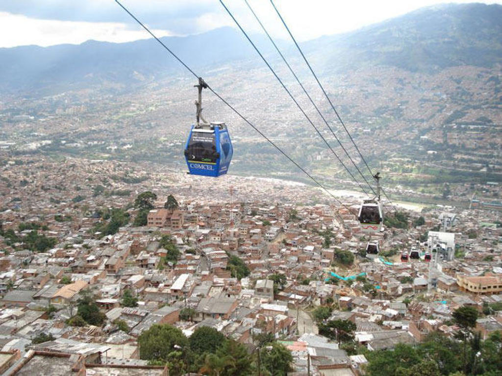 Kabelbaan boven Medellín met uitzicht op de stad en omliggende bergen in Colombia.