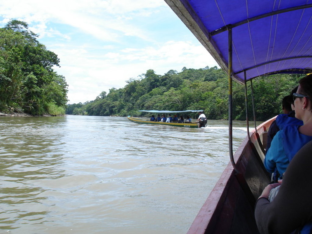 Boottocht over een rivier door het regenwoud in Ecuador tijdens groepsrondreis Ecuador & Galapagos.