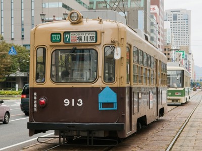 Bruine tram in Hiroshima op route naar Yokogawa Station, Japan.