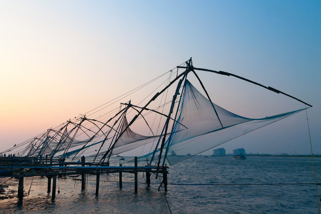 Chinese visnetten bij zonsondergang in Kochi, Zuid-India.
