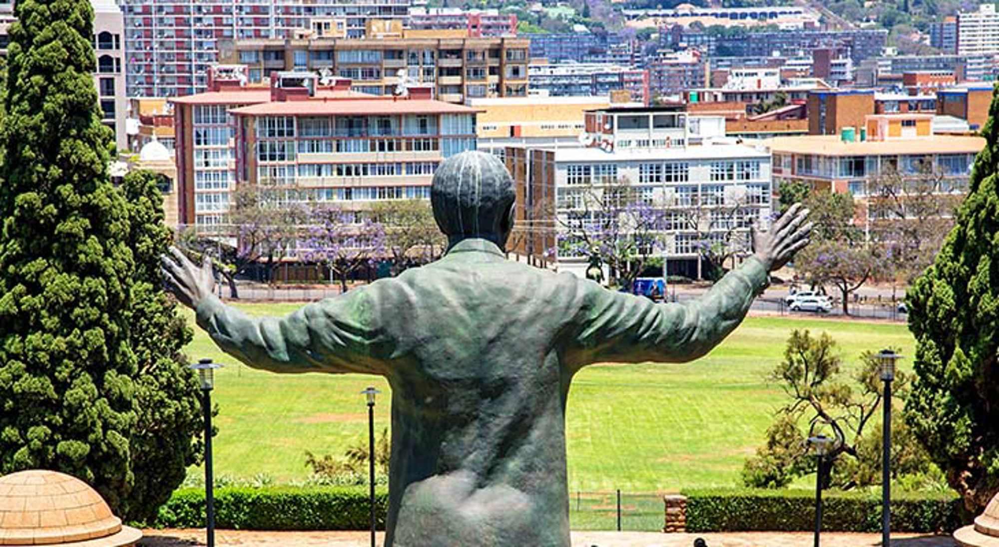 Nelson Mandela Monument in Pretoria Luchtballon boven de savanne in Zuid-Afrika tijdens zonsopkomst.