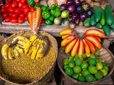 Kleurrijke marktstalletje met bananen, citrusvruchten en verse groenten tijdens de route Kenia, Tanzania en Zanzibar.