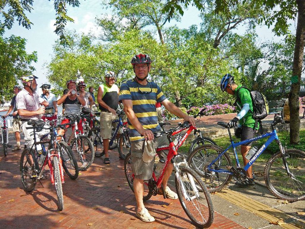 Groep fietsers tijdens een groepsrondreis Laos en Cambodja langs de Mekong.