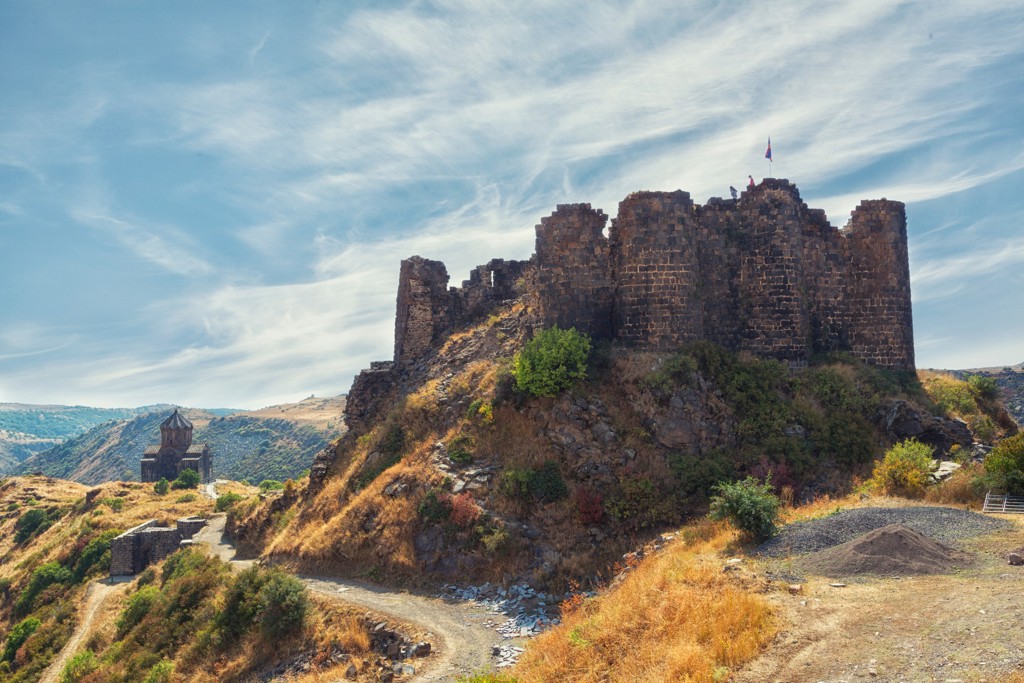 Ruïnes van het Amberd-fort in Armenië, hoog op een rots met uitzicht over de bergen.