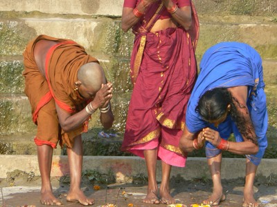 Pelgrims bidden en brengen offers aan de rivier tijdens de Route Noord-India.