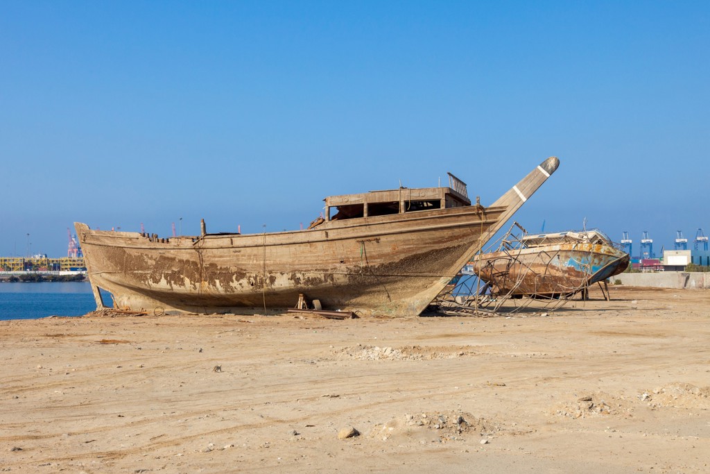 Traditionele dhow op het droge bij een haven in Saoedi-Arabië tijdens een groepsrondreis.