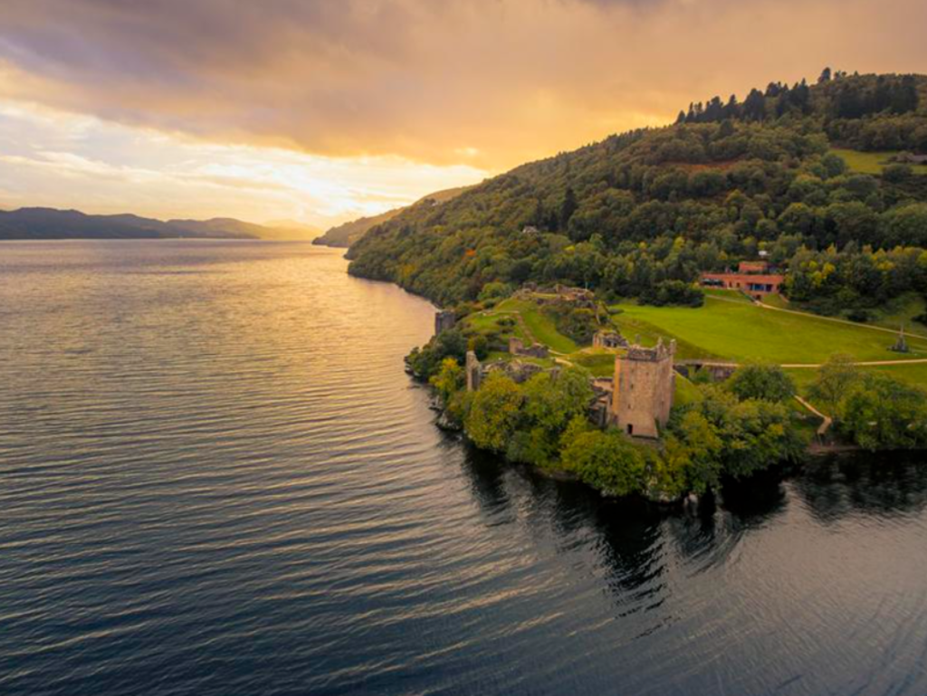Kasteel aan een Schotse loch in de Hooglanden bij zonsondergang, tijdens een groepsrondreis Schotland.