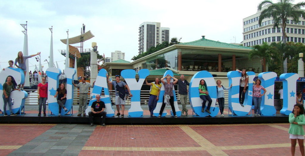 Reizigers bij het grote “Guayaquil”-bord op de boulevard in Guayaquil, Ecuador.