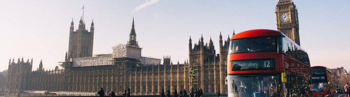 Rode dubbeldekkerbus bij de Big Ben en het Palace of Westminster in Londen, Engeland.