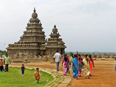 Bezoekers bij de Shore Temple in Mahabalipuram tijdens Route Zuid-India, 23 dagen.