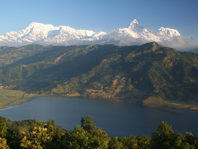 Uitzicht op het Phewa-meer bij Pokhara met de besneeuwde Annapurna en Machapuchare in de Himalaya.