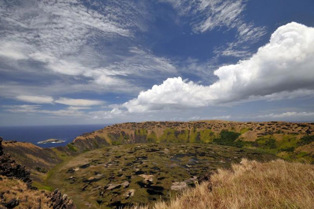 Vulkaankrater Rano Kau met kustzicht op Paaseiland tijdens groepsrondreis Patagonië en Paaseiland.