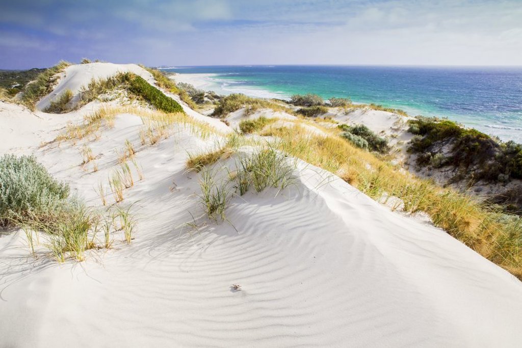 Overland truck rijdt door rotsachtig landschap in West-Australië tijdens groepsrondreis.