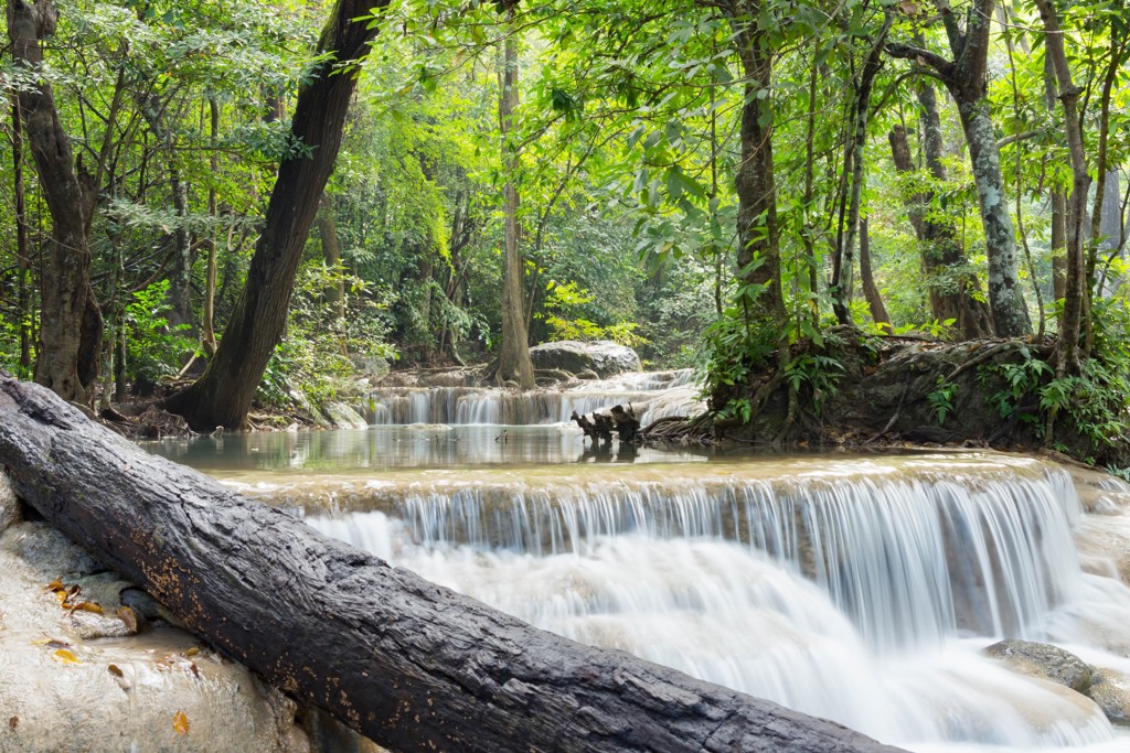 Waterval met terrasvormige stroompjes in een groen tropisch bos tijdens een rondreis door Zuid-Thailand.