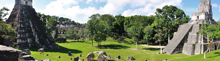 Maya-tempels in Tikal National Park, Guatemala, omringd door jungle en groene pleinen.