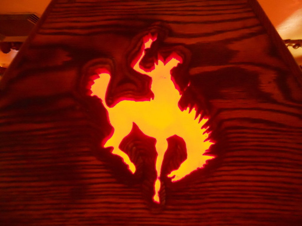Verlichte cowboy op steigerend paard als decoratie tijdens groepsrondreis Verenigde Staten Noordwest.