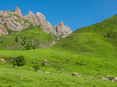 Groene heuvels en rotsachtige bergtoppen in China tijdens de Route China, 32 dagen.