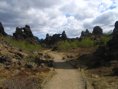 Wandelpad door het lavaveld Dimmuborgir bij Mývatn, IJsland.