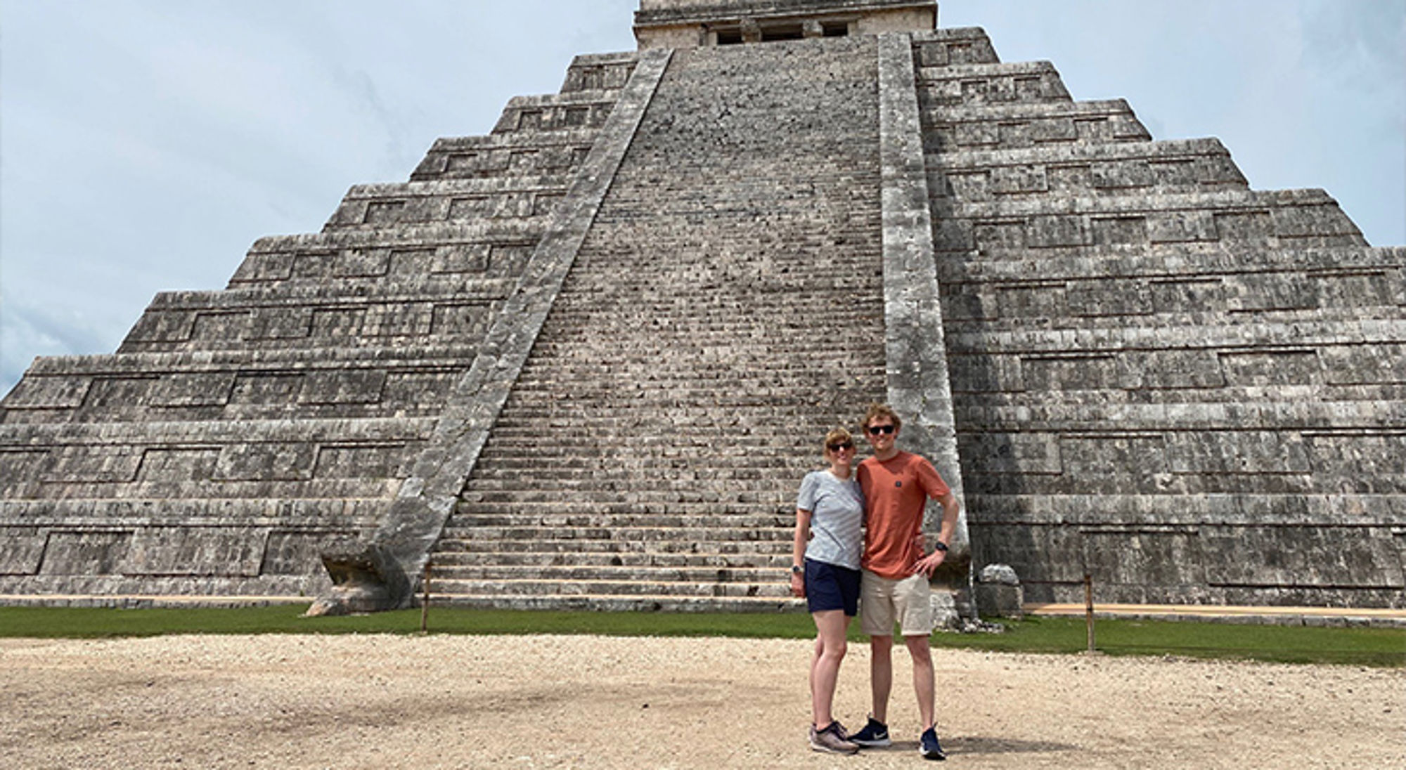 Jasper en Marianne in Mexico Toeristen voor de piramide El Castillo bij Chichén Itzá in Mexico.
