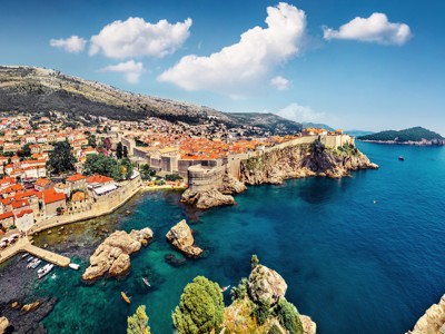 Panorama van Dubrovnik met stadsmuren en rode daken aan de Adriatische Zee, Kroatië.