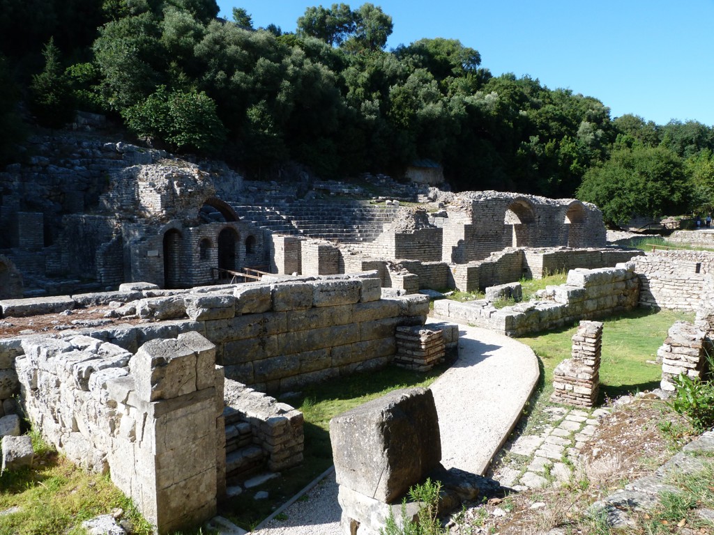 Oude ruïnes van Butrint in Albanië, omringd door groen tijdens de groepsrondreis Albanië, Kosovo en Noord-Macedonië.