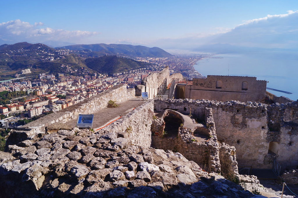 Uitzicht vanaf een kasteelruïne over Salerno en de kustlijn van Zuid-Italië aan de Amalfikust.