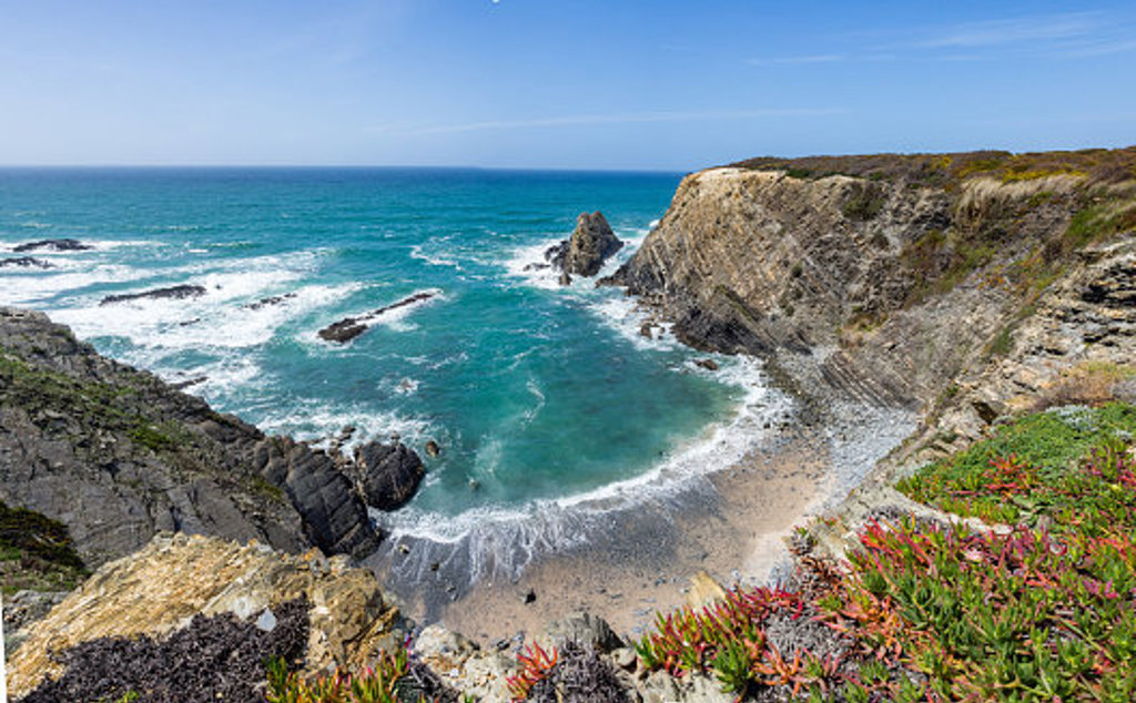 Rotsachtige kust en baai aan de Costa Vicentina in Portugal, met kliffen en golven bij Alentejo en Algarve.