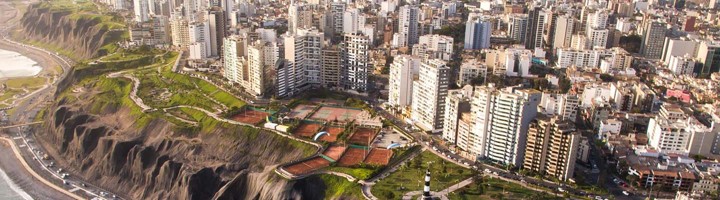 Skyline van Lima aan de Pacifische kust, met kliffen, stadspark en hoogbouw langs de boulevard.