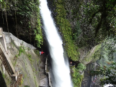 Waterval bij Ruta de las Cascadas met wandelpad langs de rotswand, Ecuador.