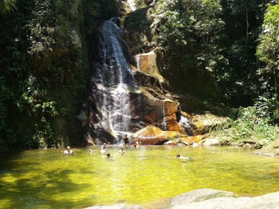 Waterval met natuurlijke zwemvijver in het regenwoud langs de Route Noord-Peru.