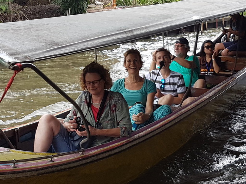 Groepsreis Thailand: reizigers in een longtailboot op een kanaal tijdens een boottocht.