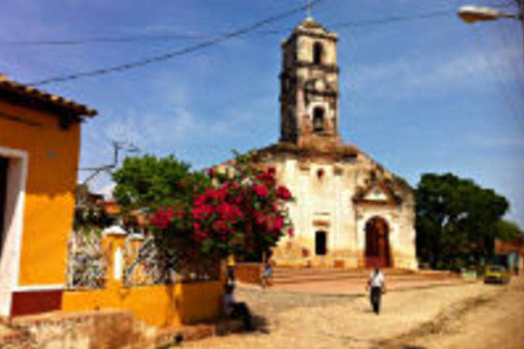 Kerk met klokkentoren op dorpsplein in Cuba tijdens familiereis Cuba Hoogtepunten.