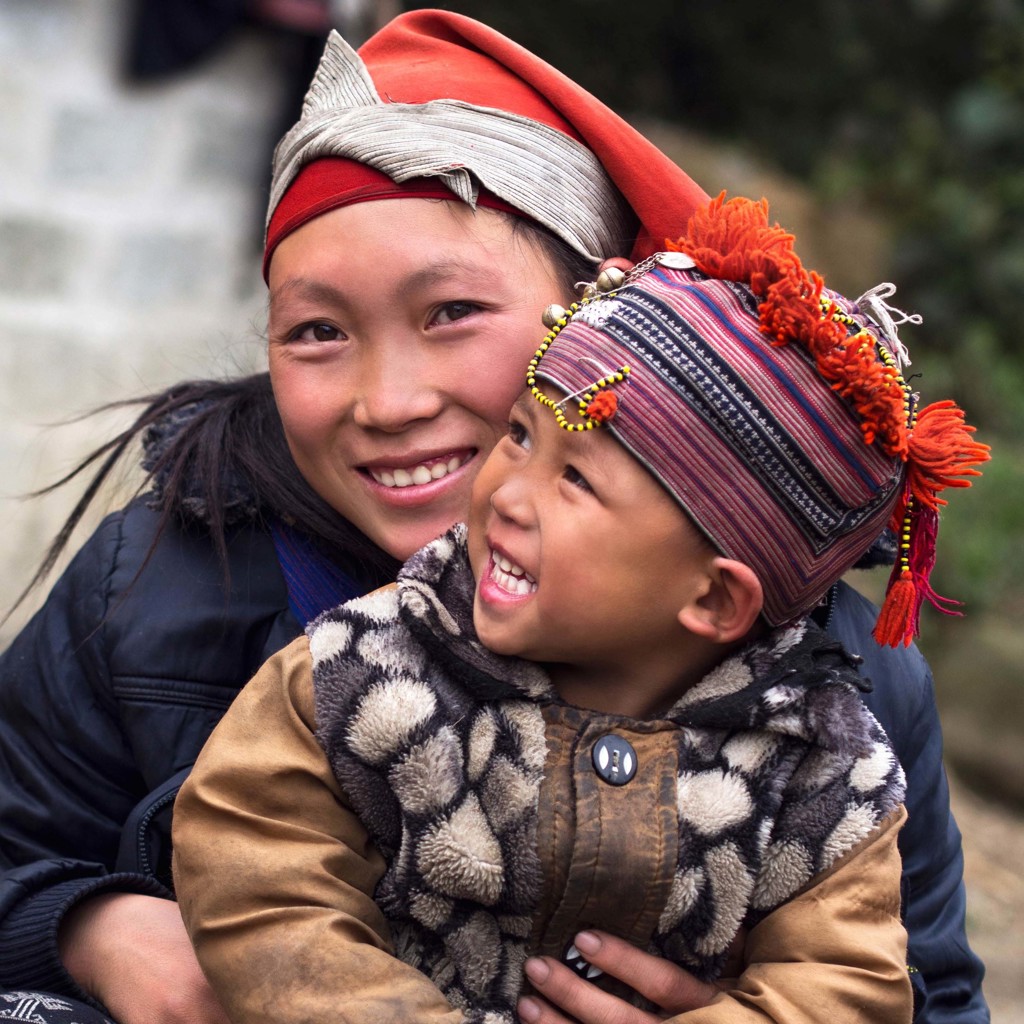 Portret van een vrouw en kind in traditionele kleding tijdens de groepsrondreis China & Vietnam.