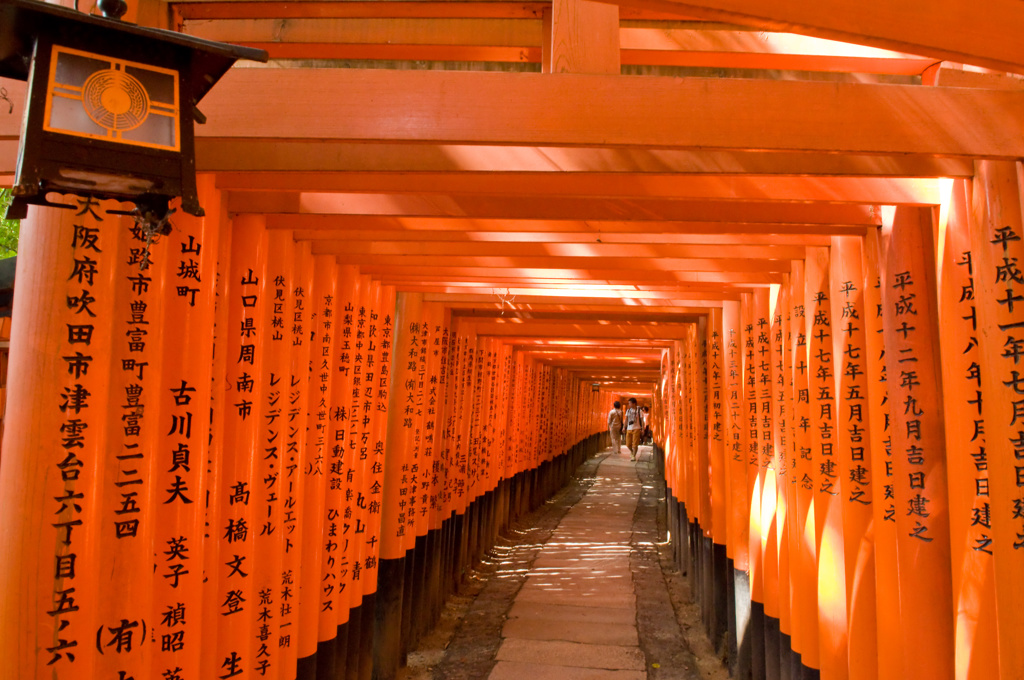 Oranje torii-poorten bij Fushimi Inari-taisha in Kyoto tijdens een familiereis Japan.