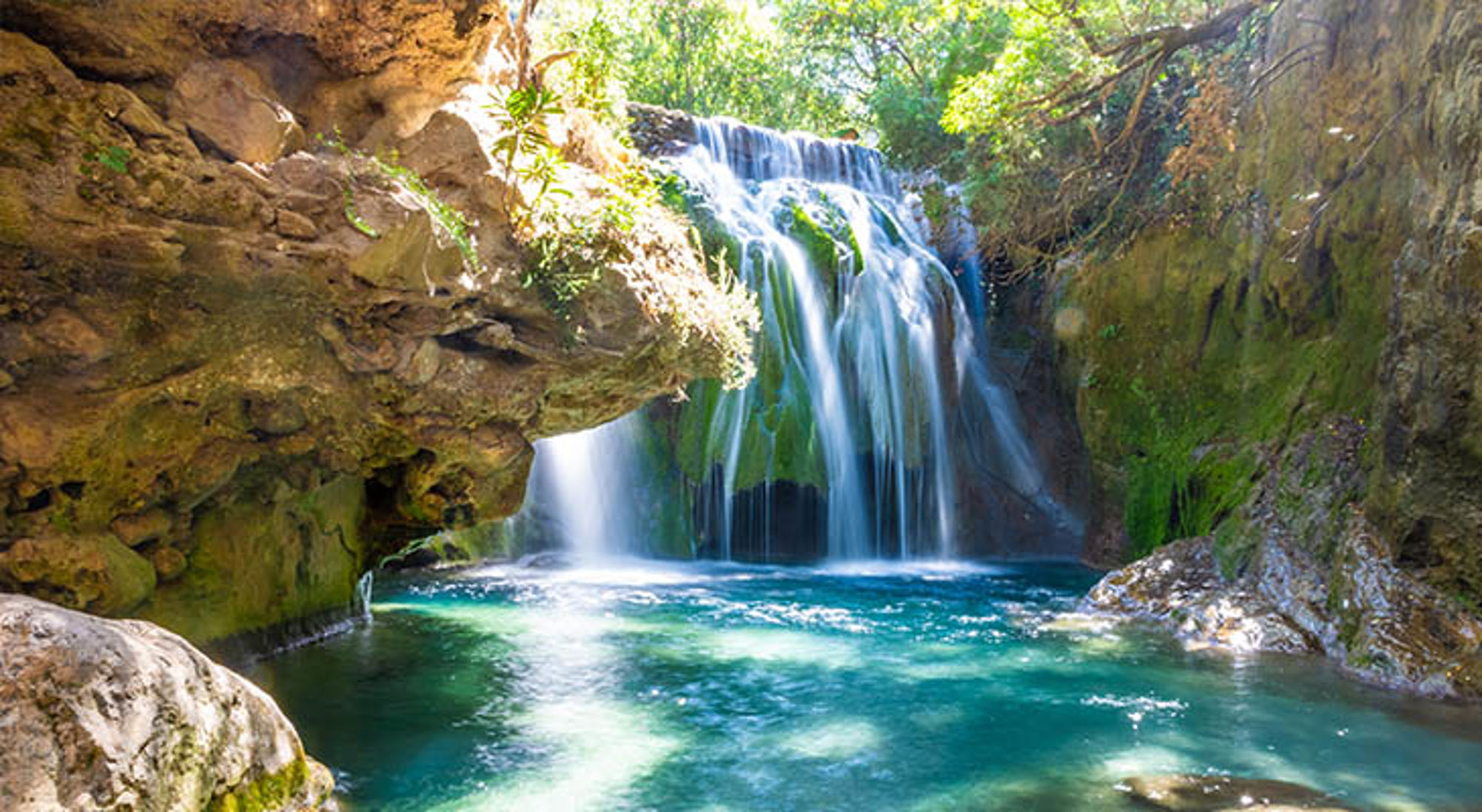 Al Hoceima Waterval met helderblauw water in een groene kloof in Marokko.