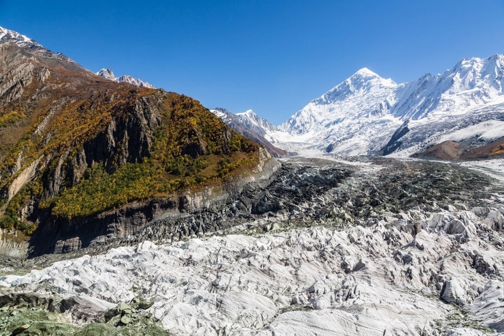 Groene vallei met besneeuwde bergtoppen in Baltistan en Hunza, Pakistan.