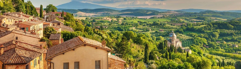 Uitzicht over een Toscaans dorp en groene heuvels in Toscane, Italië.
