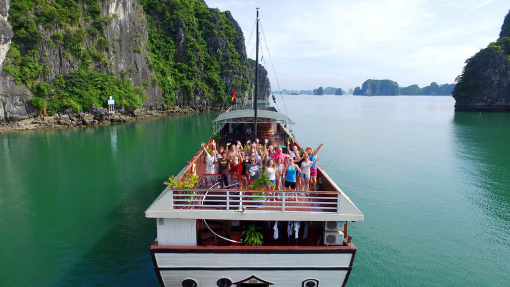 Groepscruise in Halong Bay, Vietnam, langs groene kalksteenrotsen tijdens familiereis Vietnam.