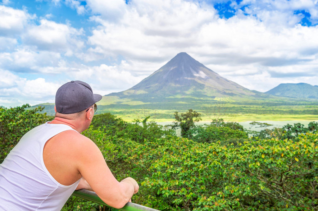 Uitzicht op de Arenal-vulkaan in Costa Rica vanaf een uitkijkpunt.