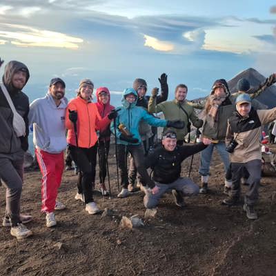 Groepsreizigers wandelen langs de kust tijdens 22-35ers reis Guatemala, Honduras en El Salvador.
