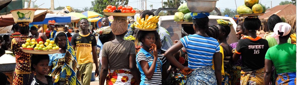 Drukke markt met mensen en fruitkramen tijdens groepsrondreis Ghana, Togo en Benin.