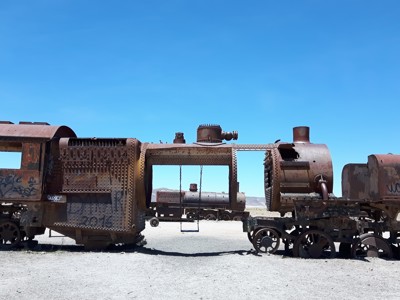 Roestige stoomlocomotief in de treinbegraafplaats van Uyuni, Bolivia.