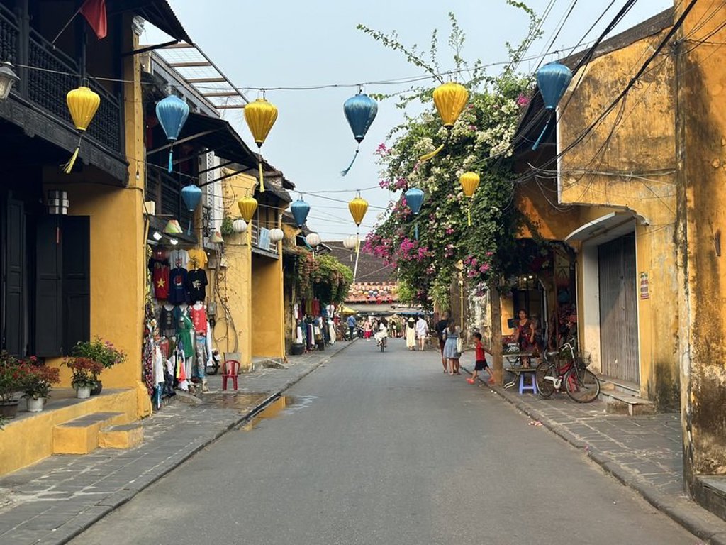 Fietsvakantie Vietnam: fietser met helm op een hangbrug boven de jungle.
