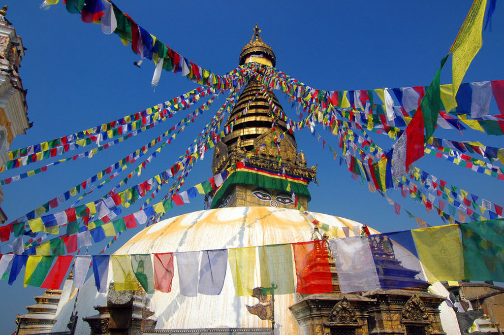 Boudhanath-stoepa in Kathmandu met kleurrijke gebedsvlaggen, tijdens groepsrondreis Nepal.