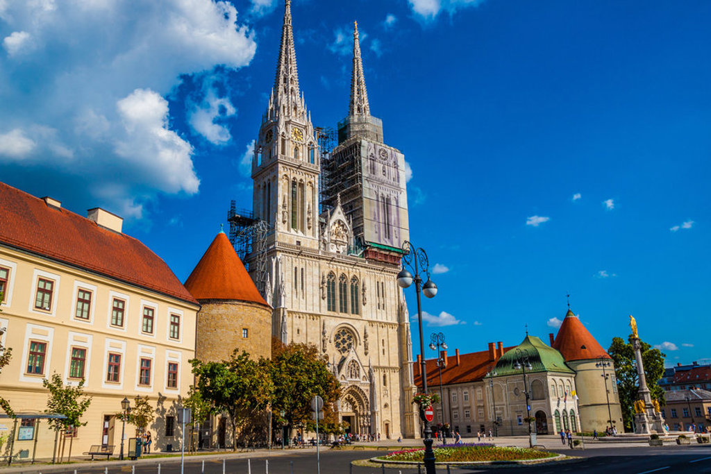 Kathedraal met dubbele torens op het plein in Zagreb, tijdens de Familiereis Zuid-Oost Europa.